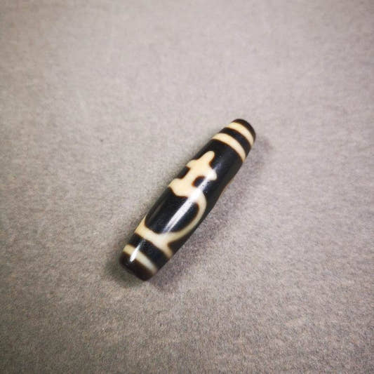 Ritual Vase Dzi Bead - Tibetan dzi bead, front view