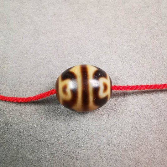 Lotus Dalo Dzi Bead - Tibetan dzi bead, front view
