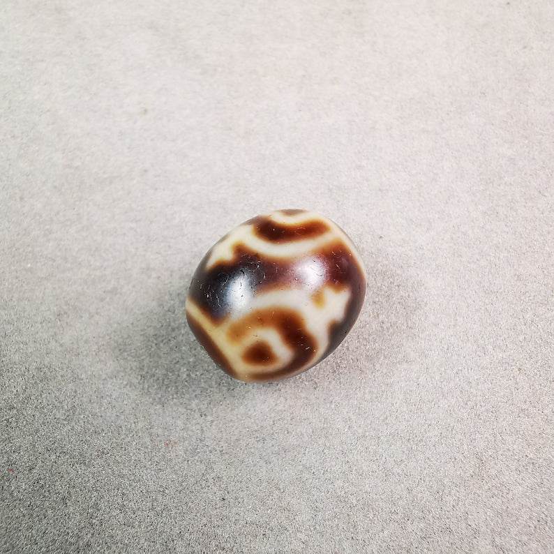 Round Treasure Vase Dzi Bead - Tibetan dzi bead, detailed view