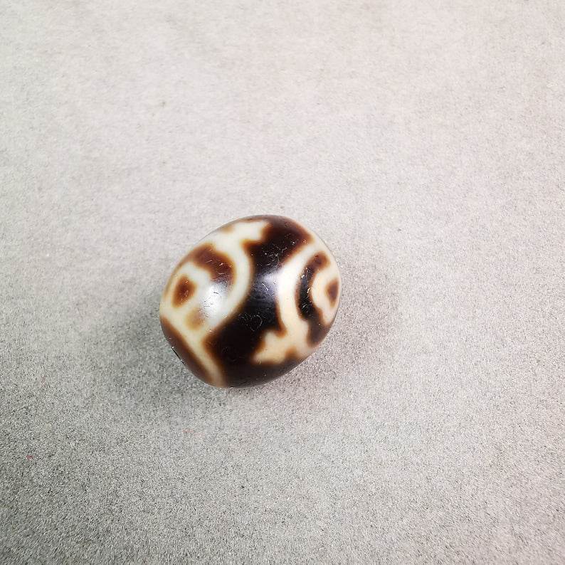 Round Treasure Vase Dzi Bead - Tibetan dzi bead, close-up detail