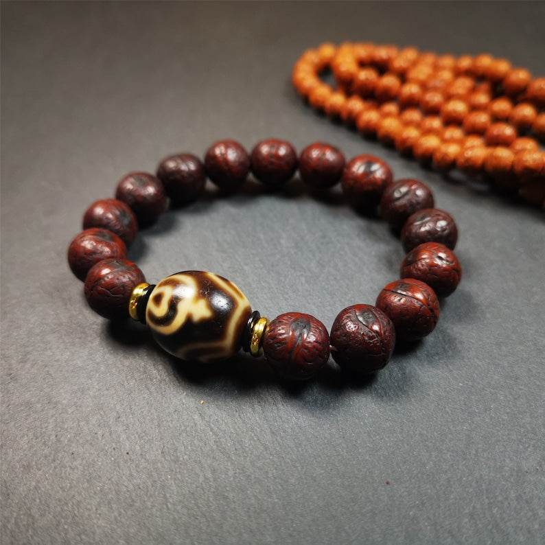Dalo Dzi Bead Bracelet - Tibetan Buddhist mala beads, front view