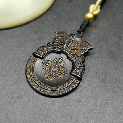 Vajra Amulet - Thokcha Pendant - Tibetan Buddhist amulet, detailed view