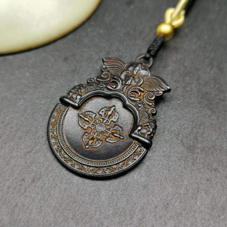 Vajra Amulet - Thokcha Pendant - Tibetan Buddhist amulet, detailed view