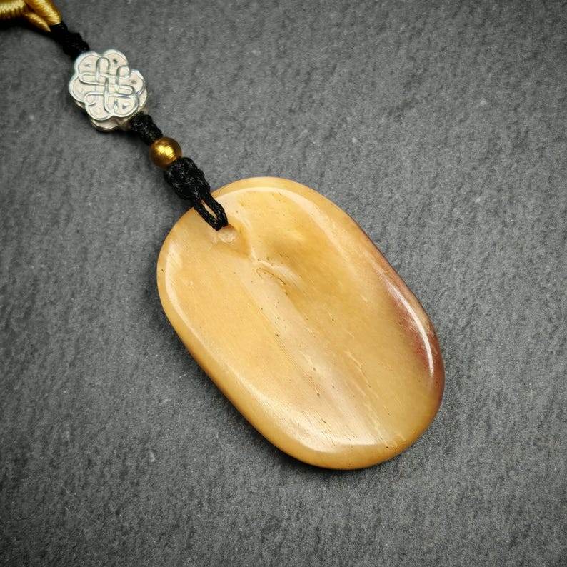 Buddhist Amulet,Chenrezig Badge,Spiritual Necklace - Tibetan Buddhist bead necklace, close-up detail