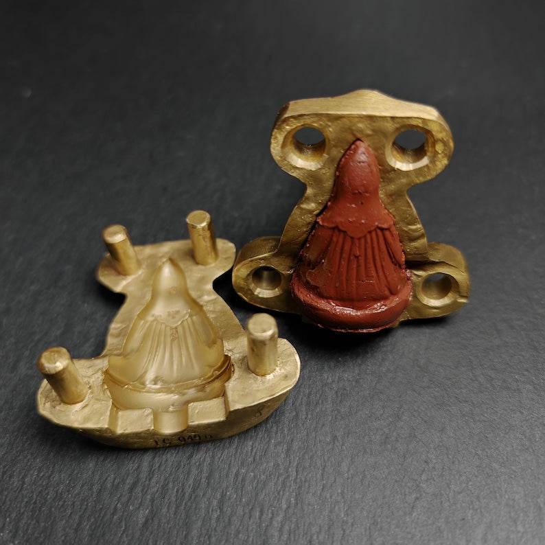 Guru Dewa Chenpo Tsa Tsa Mold,4cm Height - Tibetan tsa tsa mold, close-up detail