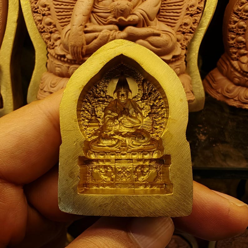 Je Tsongkhapa Enthroned Tsa Tsa Mold - Tibetan tsa tsa mold, detailed view