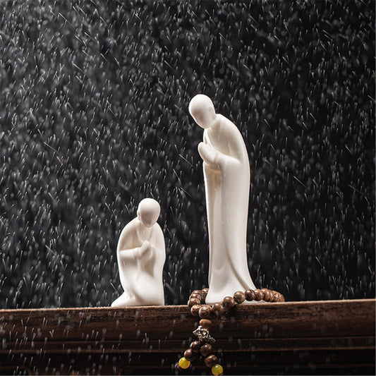 Estatua de meditación de porcelana blanca