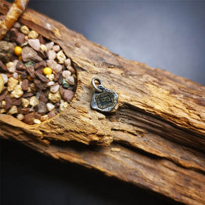 Amulet,Pendant for Prayer Bead Counter 0.43" - Tibetan Buddhist amulet, detailed view