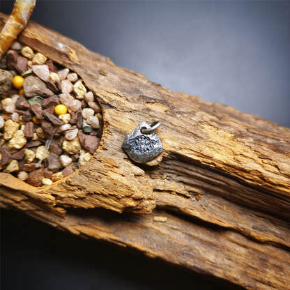 Amulet,Pendant for Prayer Bead Counter 0.43" - Tibetan Buddhist amulet, close-up detail