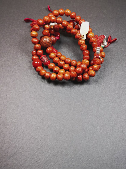 This bodhi beads mala is made by Tibetan craftsmen,about 30 years old. It is composed of 108 bodhi seed beads, equipped with agate beads, cinnabar beads,silver bead counters are installed on both sides, 1 mantra dot clip,and finally consists a guru bead and agate bead on the end, very elegant.