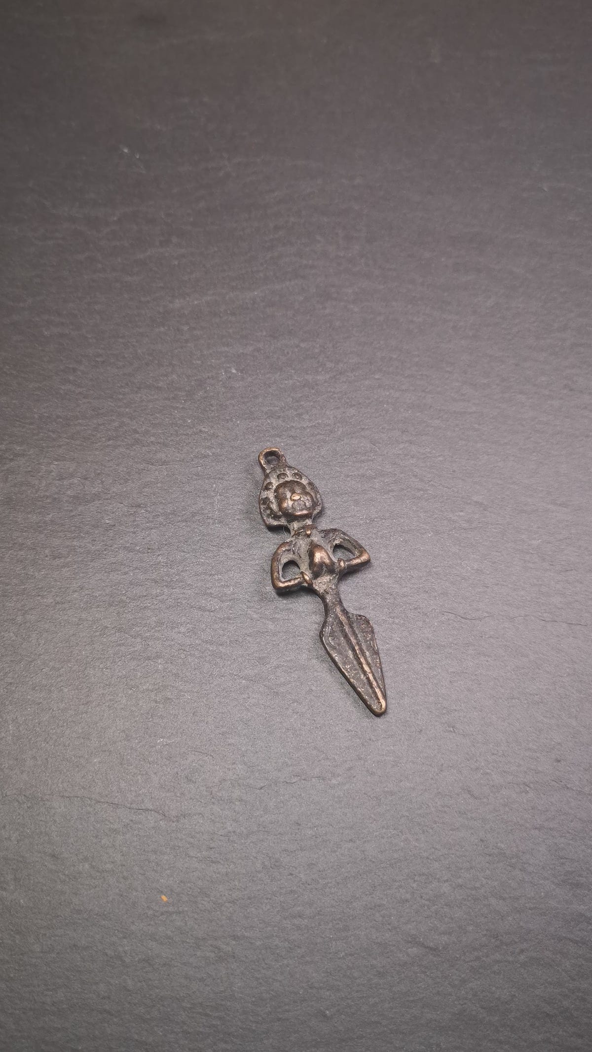 This vintage Phurba pendant was collected from gengqing Monastery(Derge,Tibet),handmade of copper. It is total 2.36 inches,brown color,on top of it is Samantabhadra Bodhisattva,the lower part is phurba.