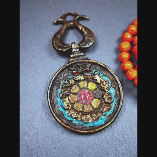 This unique Panjaramahakala Melong Amulet was collected from Goinqên Monastery,about 40 years old,bless by lama. It is round shape,made of brass,1.89 inch diameter.The top is a double fish hanging ring,the front pattern is Tibetan Budhist calendar symbol - SIPAHO(srid pa ho),and the back is Panjaramahakala.