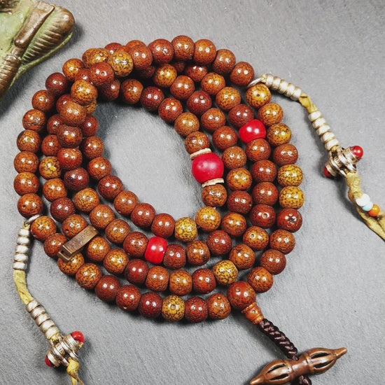 This lotus seed beads mala is collected from Derge county,hold and blessed by a lama in Gengqing monastery, about 30 years old.  It is composed of 108 bodhi seed beads, and is equipped with 3 Sherpa agate beads, silver bead counters are installed on both sides, 1 om mantra bead clip,and finally consists a vajra on the end, very elegant.