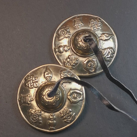 This tingsha bell set was handmade in Nepal,using traditional techniques and materials. It was made of bronze,carved astamangal pattern,6.8cm diameter,with pure, clear and resonant,good for meditation. Come with tingsha case.