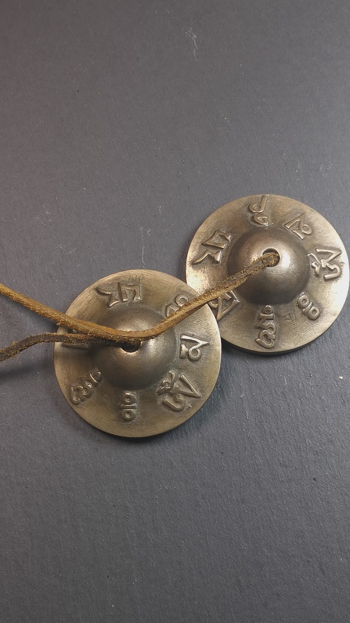 This tingsha bell set was handmade in Nepal,using traditional techniques and materials. It was made of brass,carved om mani padme hum mantra,6.5cm diameter,with pure, clear and resonant,good for meditation. Come with tingsha case.