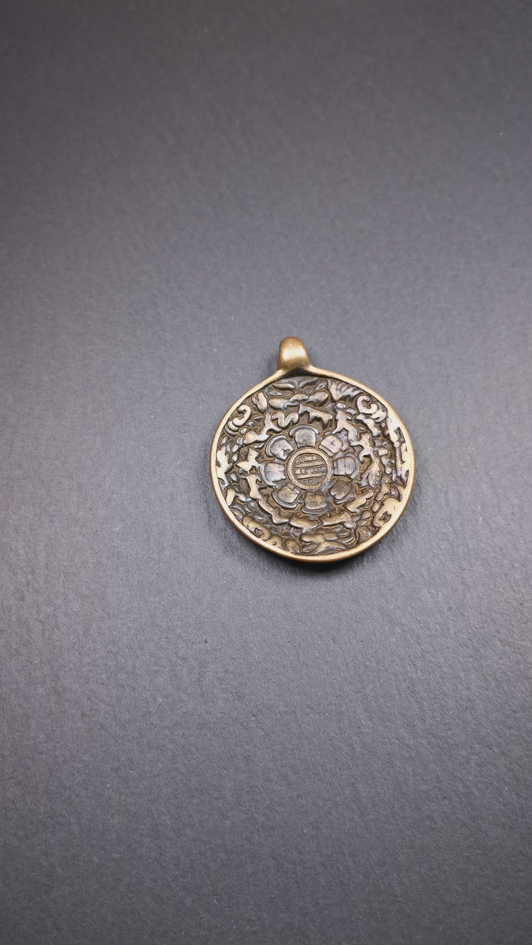 This sipaho badge was made by Tibetan craftsmen and come from Hepo Town, Baiyu County, the birthplace of the famous Tibetan handicrafts. It is round shape,made of brass,1.88 inch.The front pattern is Tibetan Budhist Protective Symbol - SIPAHO.