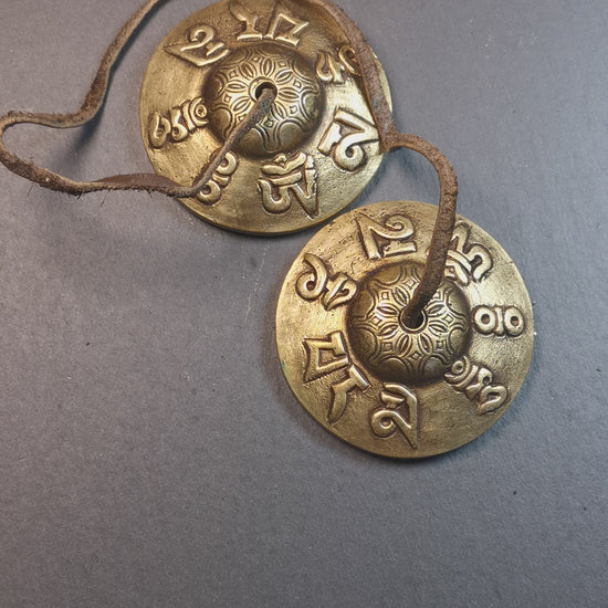 This tingsha bell set was handmade in Nepal,using traditional techniques and materials. It was made of brass,carved om mani padme hum mantra,7.4cm diameter,with pure, clear and resonant,good for meditation. Come with tingsha case.
