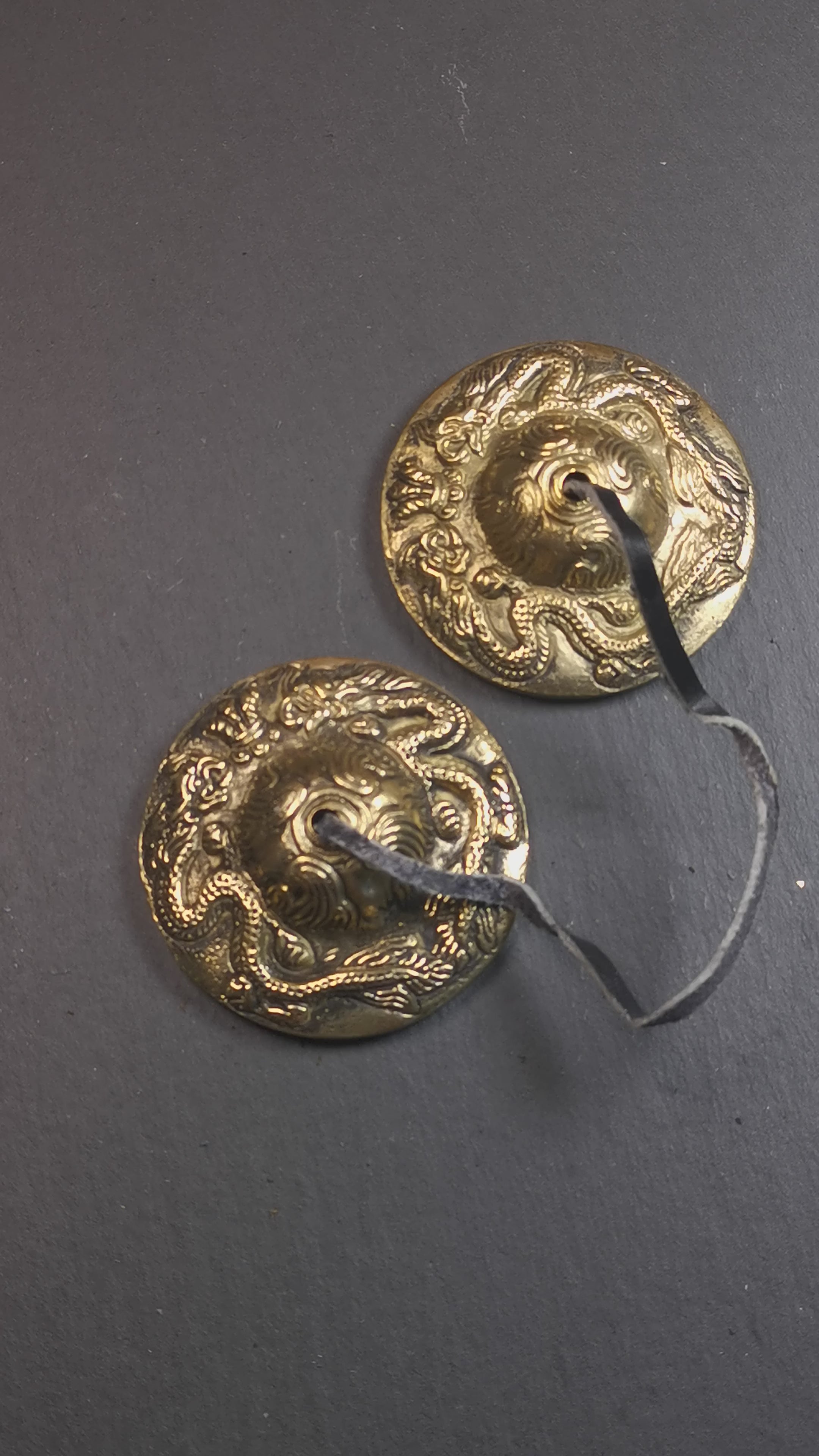 This tingsha bell set was handmade in Nepal,using traditional techniques and materials. It was made of brass,carved 2 dragons pattern,6.5cm diameter,with pure, clear and resonant,good for meditation. Come with tingsha case.