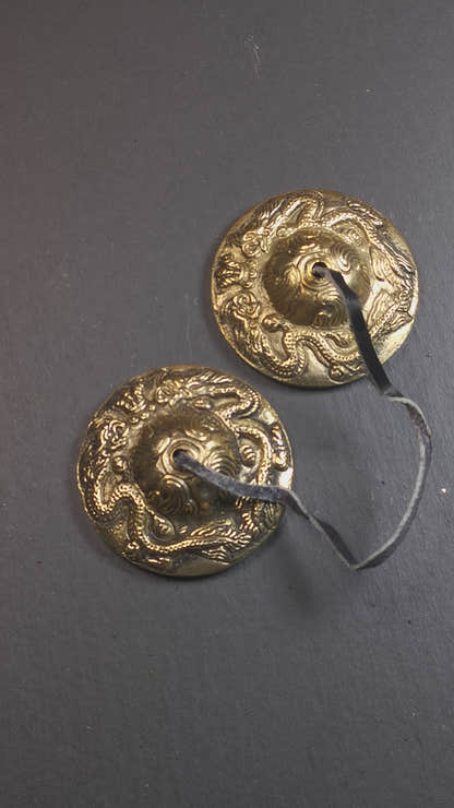 This tingsha bell set was handmade in Nepal,using traditional techniques and materials. It was made of brass,carved 2 dragons pattern,6.5cm diameter,with pure, clear and resonant,good for meditation. Come with tingsha case.