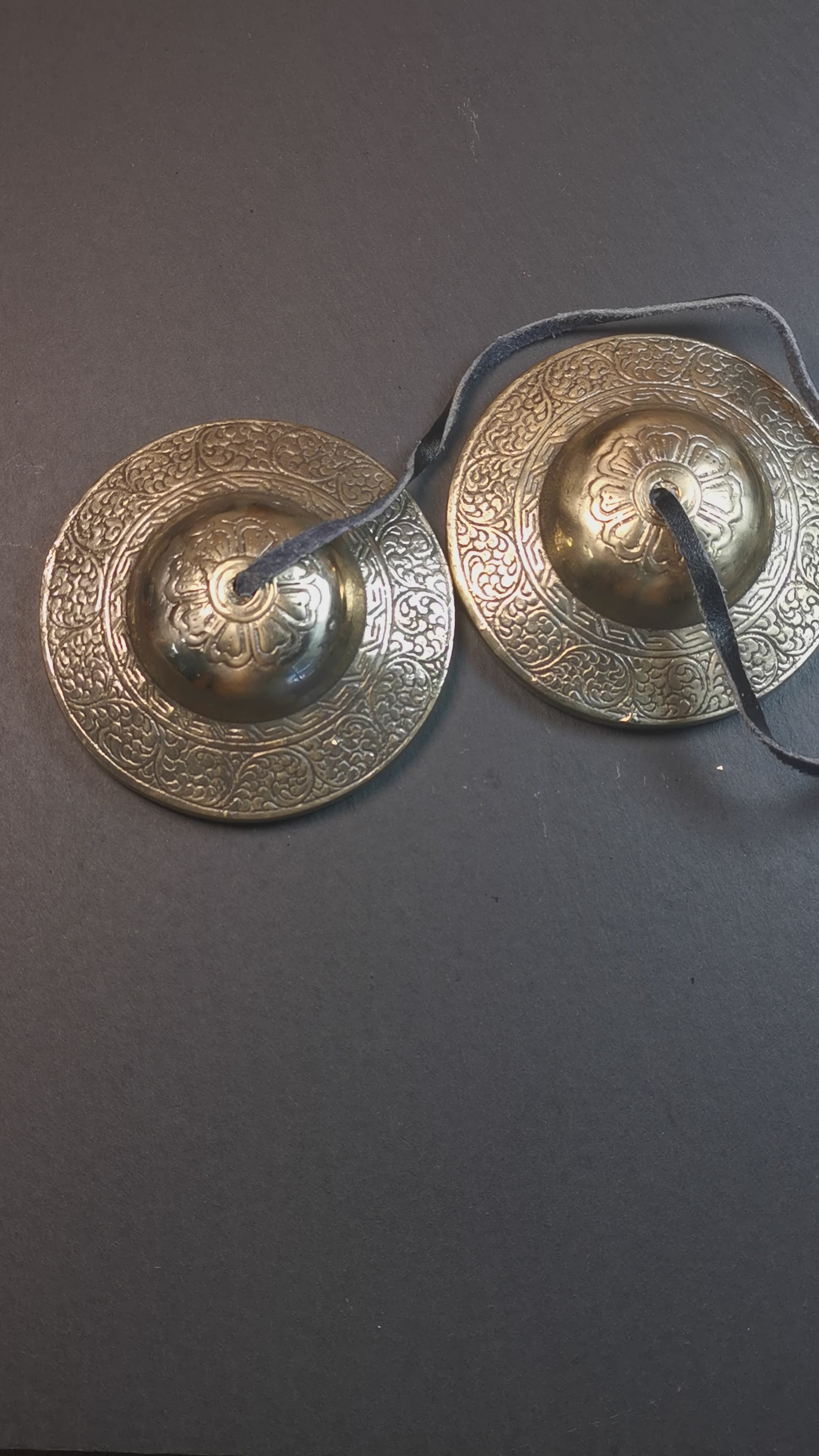 This tingsha bell set was handmade in Nepal,using traditional techniques and materials. It was made of bronze,carved cloud pattern,8.8cm diameter,with pure, clear and resonant,good for meditation. Come with tingsha case.