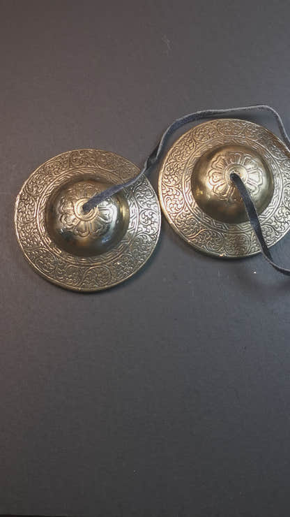 This tingsha bell set was handmade in Nepal,using traditional techniques and materials. It was made of bronze,carved cloud pattern,8.8cm diameter,with pure, clear and resonant,good for meditation. Come with tingsha case.