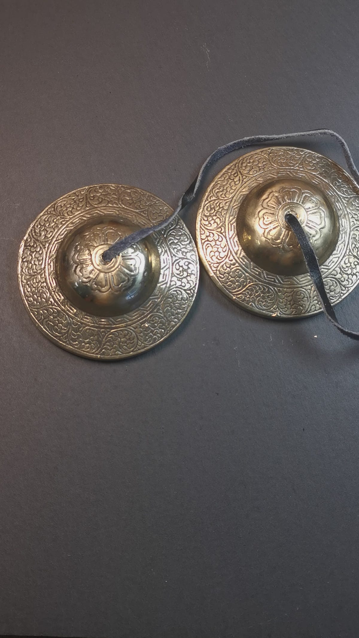 This tingsha bell set was handmade in Nepal,using traditional techniques and materials. It was made of bronze,carved cloud pattern,8.8cm diameter,with pure, clear and resonant,good for meditation. Come with tingsha case.