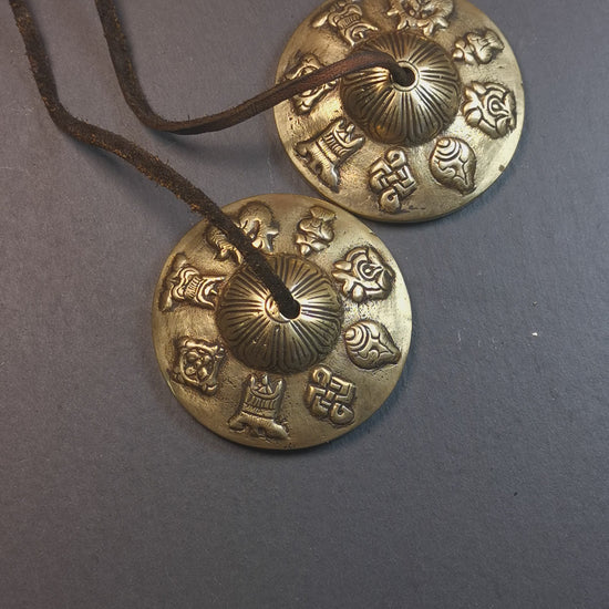 This tingsha bell set was handmade in Nepal,using traditional techniques and materials. It was made of brass,carved astamangal pattern7.4cm diameter,with pure, clear and resonant,good for meditation. Come with tingsha case.