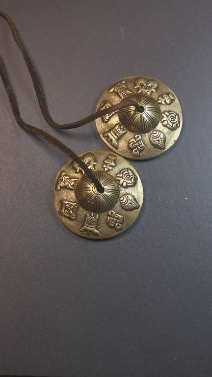 This tingsha bell set was handmade in Nepal,using traditional techniques and materials. It was made of brass,carved astamangal pattern7.4cm diameter,with pure, clear and resonant,good for meditation. Come with tingsha case.