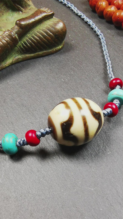 This necklace was hand-woven by Tibetans from Baiyu County, the main bead is a lotus dalo dzi bead, paired with turquoise and agate beads,about 40 years old. It can be worn not only as a fashionable accessory but also holds cultural and religious significance. The length of the necklace can be adjusted, the maximum circumference is about 60cm.