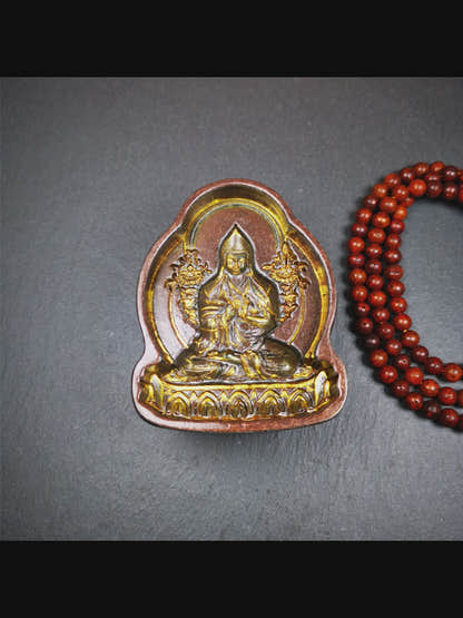 This unique Je Tsongkhapa Tsa-Tsa buddha statue mold is made by Tibetan craftsmen in Hepo Township, Baiyu County.With this exquisite mold, you can use clay to make your own Buddha statue as a decoration or consecration. The statue that you make from your moulds can be painted.