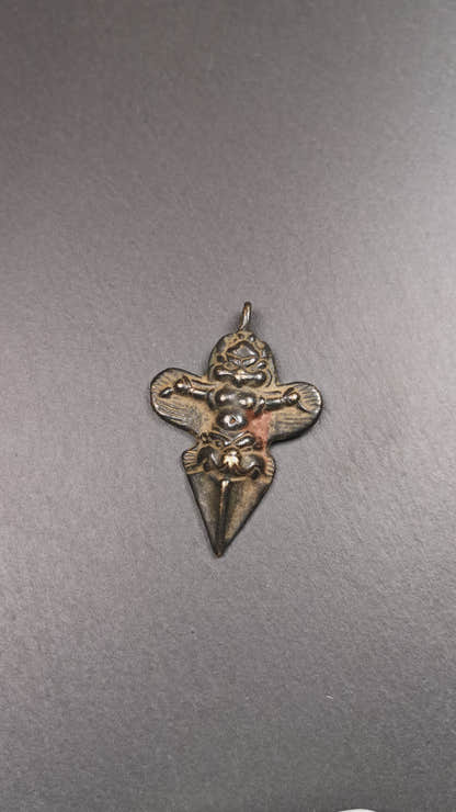 This Garuda is handmade by Tibetan craftsmen from Tibet, its upper part is a garuda holding a dragon in its hand, the lower part is a phurba, the whole is made of thokcha, the size is 2.56" by 1.73", very delicate