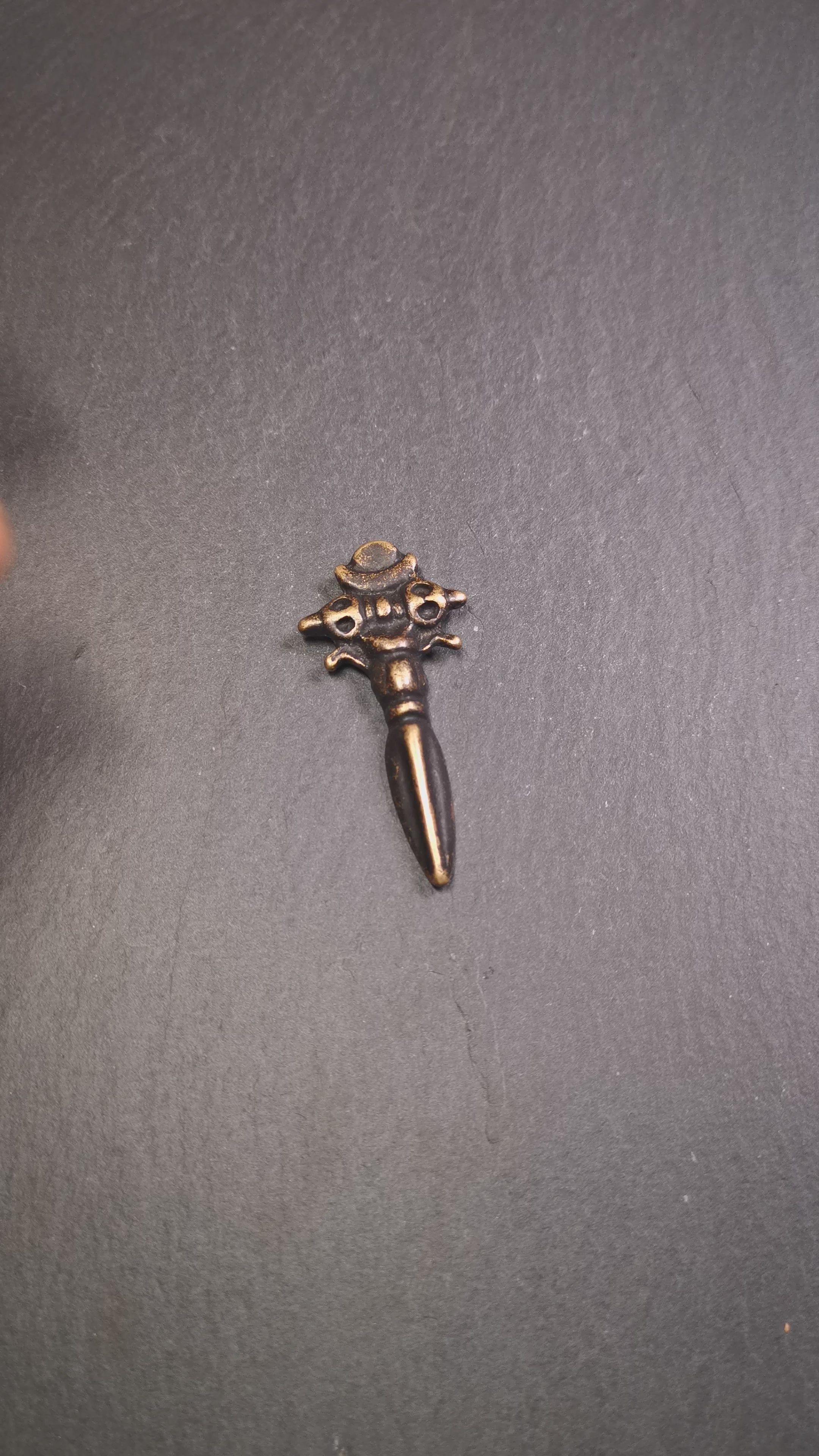 This beautiful phurba pendant was collected in Rejia Monastery,Baiyu,Tibet,about 70 years old.It was blessed by lama. It was made of brass, whole body is yellow,at the top is a mani jewel and horizontal vajra, the bottom is a vertical phurba