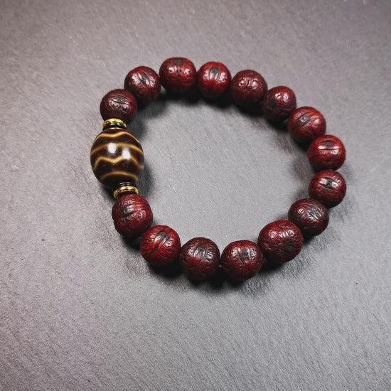 This unique Dalo Dzi bracelet combines the mysterious and unique qualities of the Fortune Wave dalo dzi and 15 old bodhi seed beads,giving it a distinct feel. It is brown in color and has a circumference of approximately 7 inches, suitable for most wrist sizes.