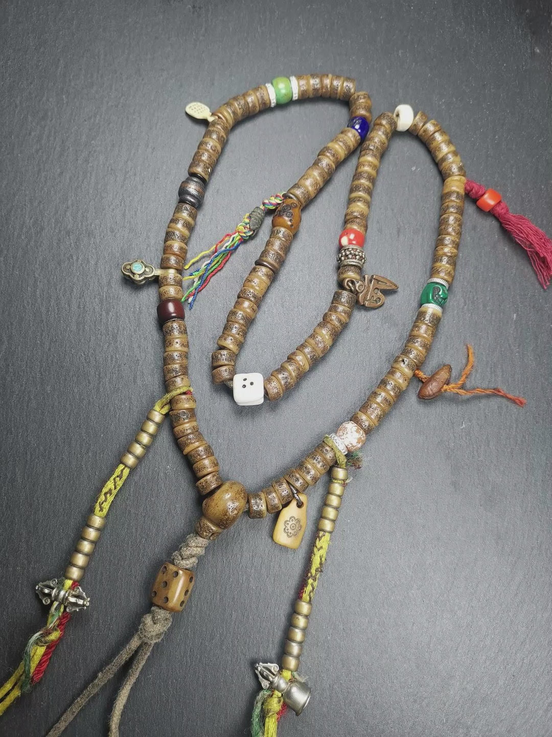 Gandhanra Old Tibetan Kapala Mala,Skull Bone Prayer Bead of Yachen Gar,collected from Nyingma Yachen Gar, and has been passed down since the 19th century,used and blessed by lamas.Comes from the master of sky burial, made according to traditional rituals, and accessories are gradually added,collection level.