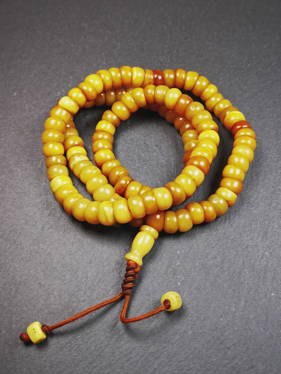 This mala was made by Tibetan craftsmen,about 20 years old. It is made of yak bone, yellow color,108 barrel cut beads diameter of 10mm / 0.4",circumference is 64cm / 25.2",1 guru bead and 2 dice pendant beads.