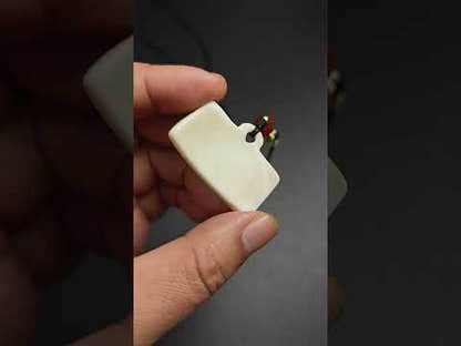 Badge amulette aux lettres tibétaines du Karmapa