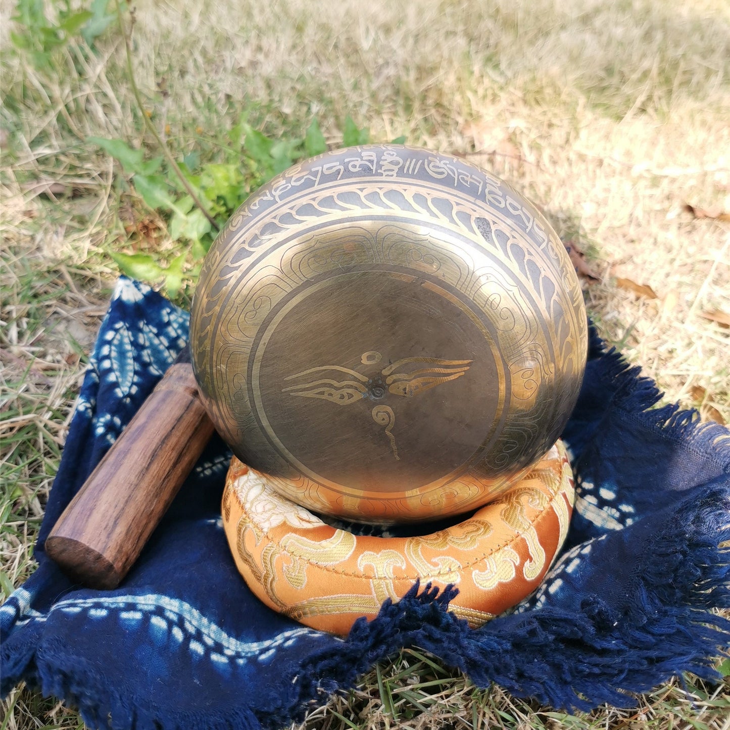 Gandhanra Classical Tibetan Singing Bowl with Amitayus Buddha & OM Mantra Symbol,For Sound Healing,Meditation,Relaxation,Handmade in Nepal