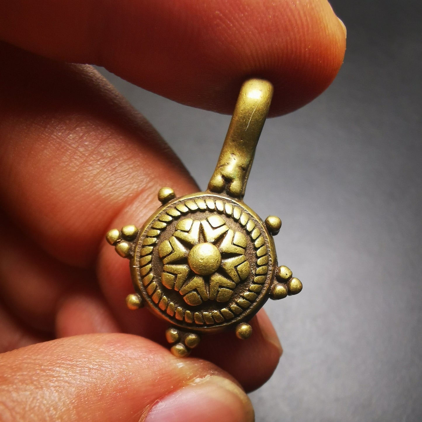 Gandhanra Handmade Buddhist Mala Counter Clip, Dharmachakra / Prayer Wheel Amulet for Prayer Beads,Bead Accessories