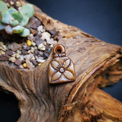 Amulet,Conch Pendant, Bead Counter Clip Pendant 1.0"×.0.7" - Tibetan Buddhist amulet, detailed view