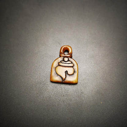 Amulet,Conch Pendant, Bead Counter Clip Pendant 1.0"×.0.7" - Tibetan Buddhist amulet, close-up detail