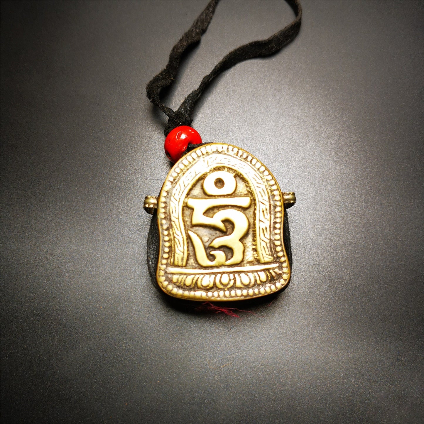 Gandhanra Antique Handmade Gau Ghau Shrine, Tibetan Letter Hum,Mini Tibetan Buddhist Altar Amulet Pendant,80 years old