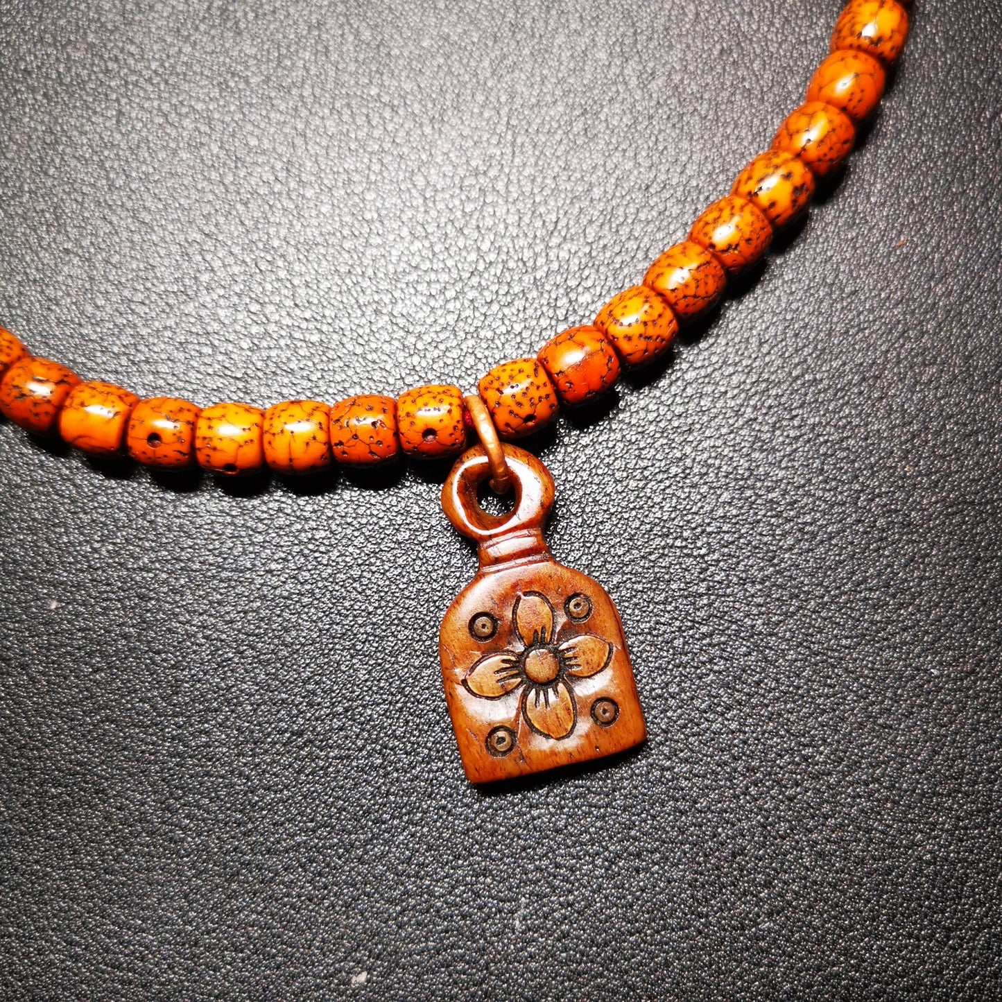 Gandhanra Tibetan Shankha Flower Amulet,Yak Bone Carved Conch Pendant, Bead Counter Clip Pendant for Mala, Prayer Bead Accessories